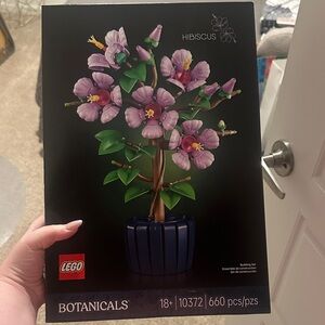LEGO Botanical Collection Hibiscus in Purple and Green